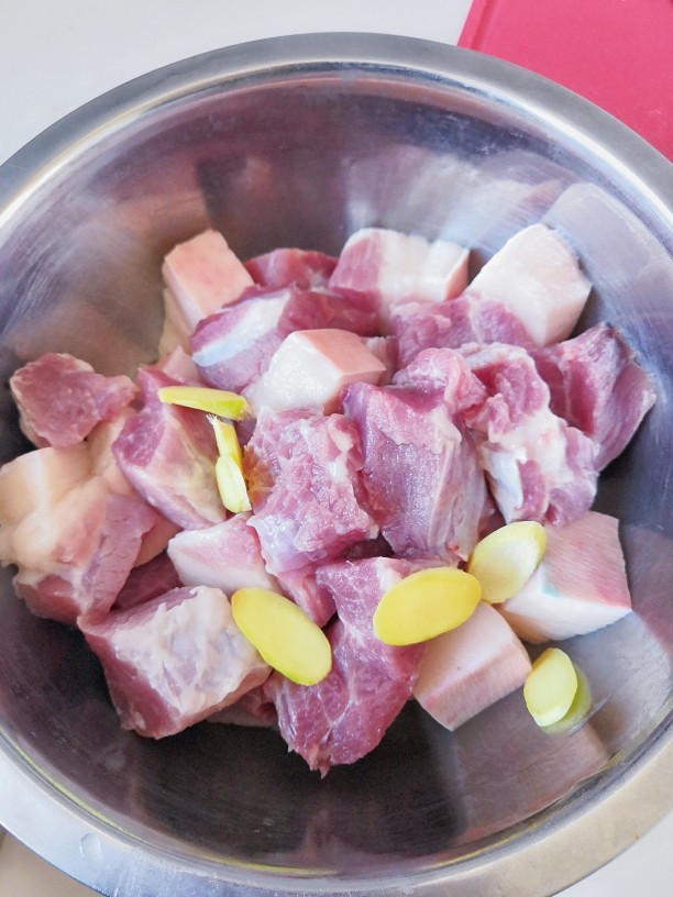 啤酒红烧肉,入锅,放入适量姜片,<a style='color:red;display:inline-block;' href='/shicai/ 718'>料酒</a>。