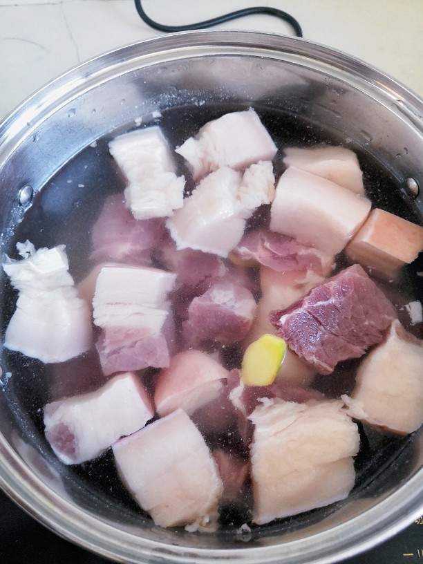啤酒红烧肉,加入清水,加热。