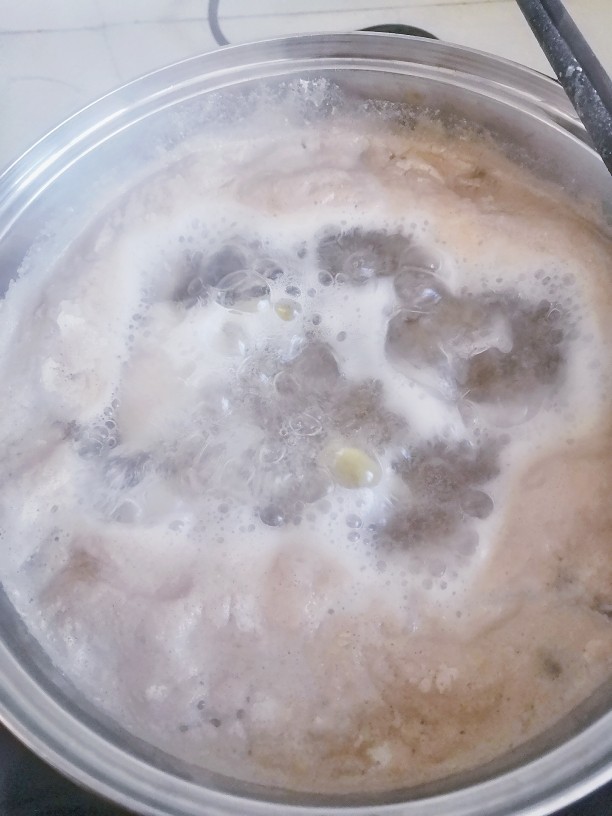 啤酒红烧肉,待煮出大量浮沫,关火。