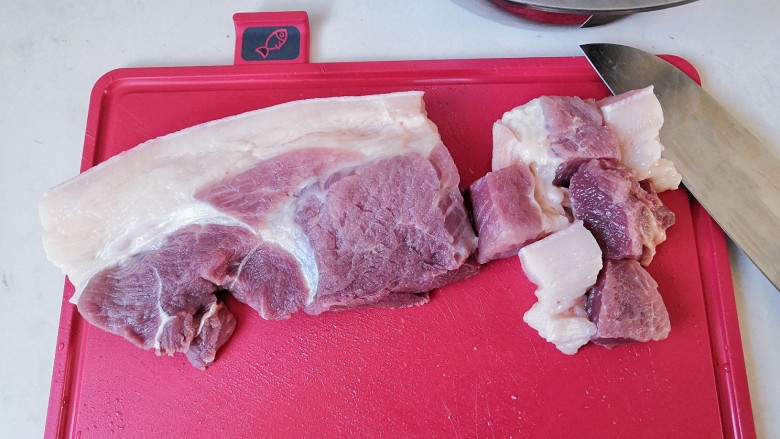 啤酒红烧肉,<a style='color:red;display:inline-block;' href='/shicai/ 414'>猪肉</a>洗净,切块。