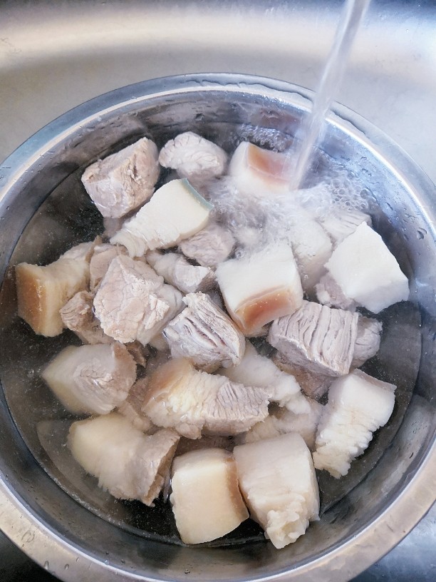 啤酒红烧肉,将猪肉捞出,洗净。