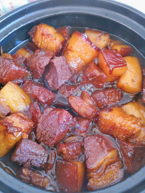 啤酒红烧肉,小火慢炖约40分钟,炖至猪肉软烂。