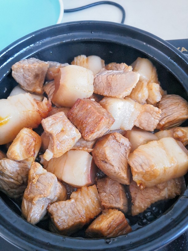 啤酒红烧肉,糖色炒好,放入猪肉,翻炒至糖色均匀包裹。