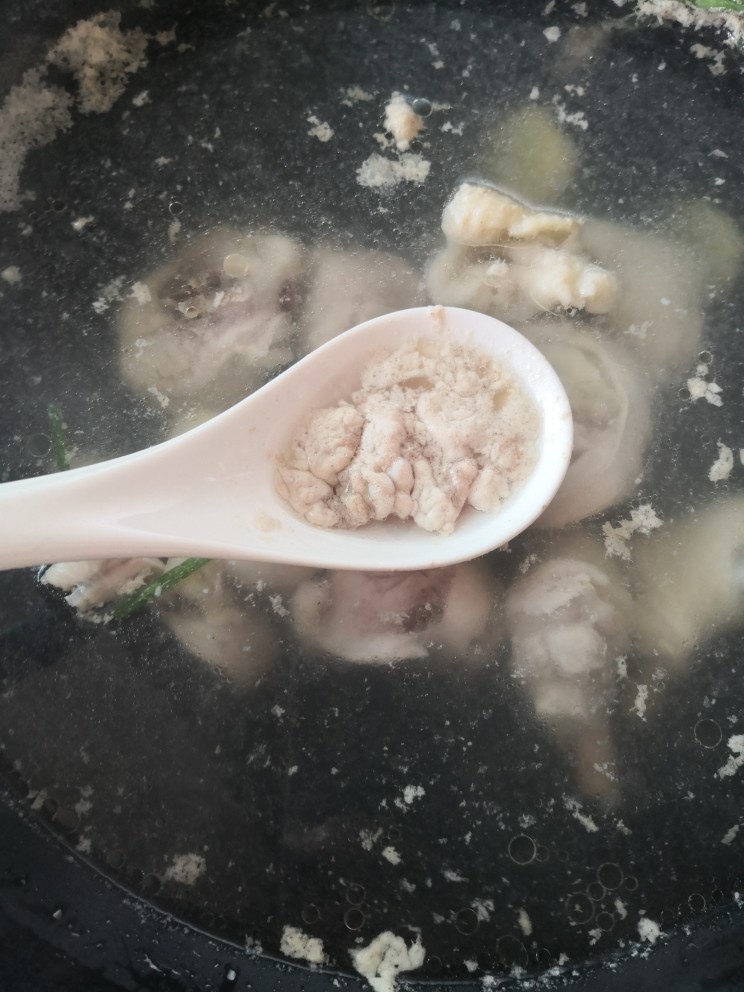 鸡腿炖蘑菇,大火烧开焯水,撇去浮沫