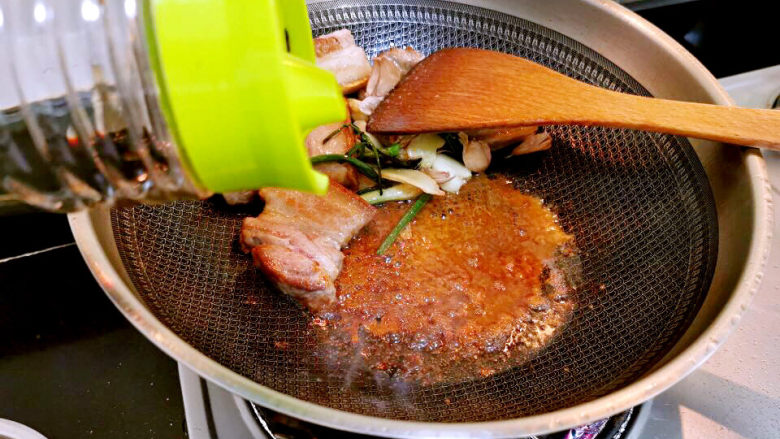 啤酒红烧肉,炒出糖色后,加入生抽与老抽、<a style='color:red;display:inline-block;' href='/shicai/ 720'>胡椒粉</a>