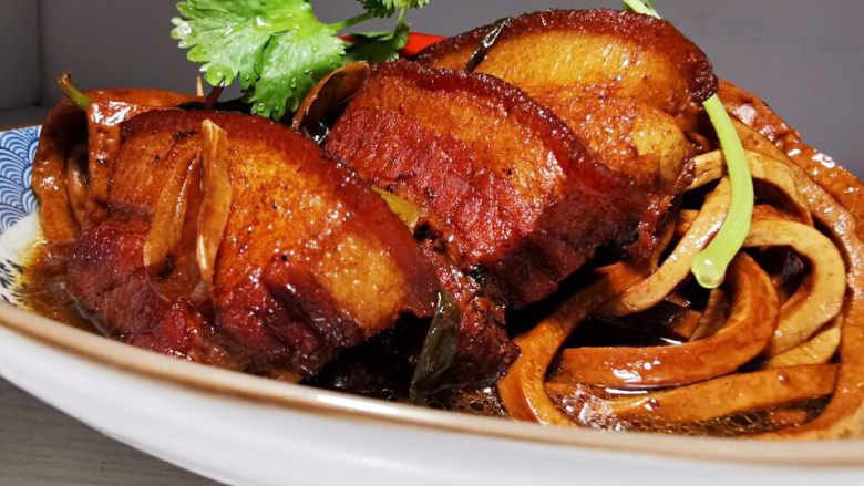 啤酒红烧肉,很诱人哦!快来一桶米饭