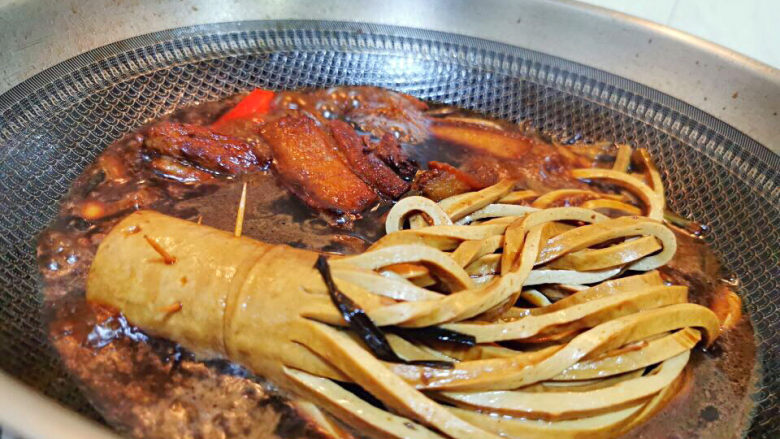 啤酒红烧肉,大约炖二十分钟左右,关火焖十分钟就可以吃了