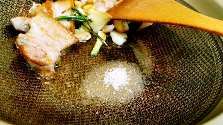 啤酒红烧肉,所以食材靠边站,倒入一大勺<a style='color:red;display:inline-block;' href='/shicai/ 3729'>白糖</a>