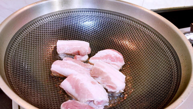 啤酒红烧肉,五花肉放入锅中煎出油来