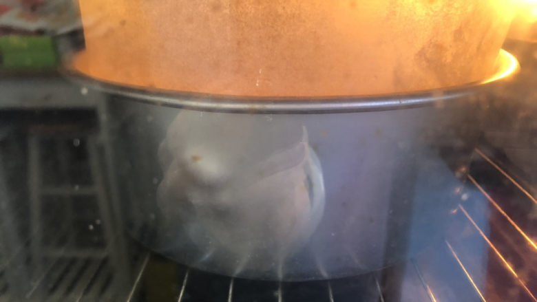 芝士肉松吐司,烤箱预热180度,放中层烤约25分钟。
