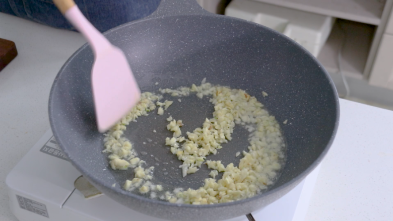 蒜蓉茄子,热锅加油,油热后保持小火,把小米辣和蒜末放进去煸炒