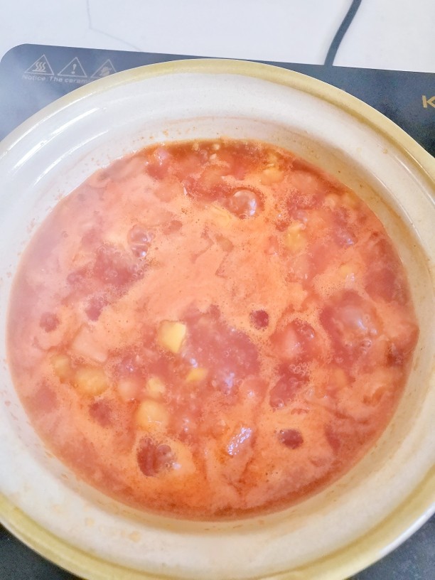 番茄水豆腐,加少量清水,小火焖煮约5分钟。
