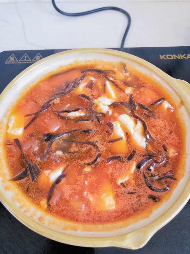 番茄水豆腐,放鲜木耳丝,煮至入味即可。