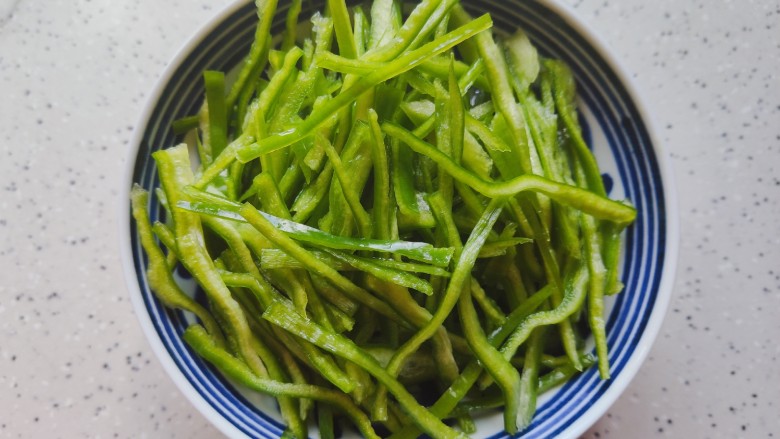 青椒炒胡萝卜,<a style='color:red;display:inline-block;' href='/shicai/ 61'>青椒</a>去蒂去籽,洗净之后切成细丝