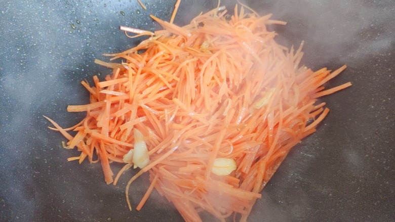 青椒炒胡萝卜,翻炒至胡萝卜丝稍稍变软,体积变小