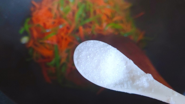 青椒炒胡萝卜,待锅内汤汁差不多收紧,加一小勺细盐