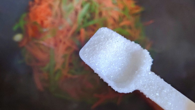 青椒炒胡萝卜,加一小勺细砂糖,翻炒均匀即可