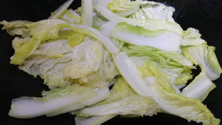 酸辣娃娃菜,文火翻炒均匀。