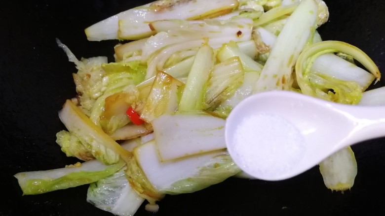 酸辣娃娃菜,加半小勺盐,文火翻炒均匀,把娃娃菜炒软入味。