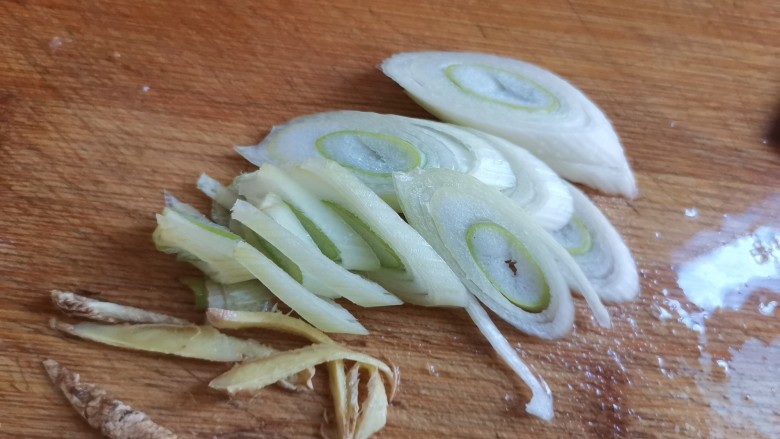 鱼丸豆腐汤,葱切片,姜切丝