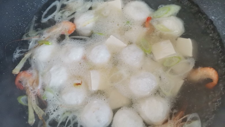 鱼丸豆腐汤,再次烧开下入豆腐,继续煮