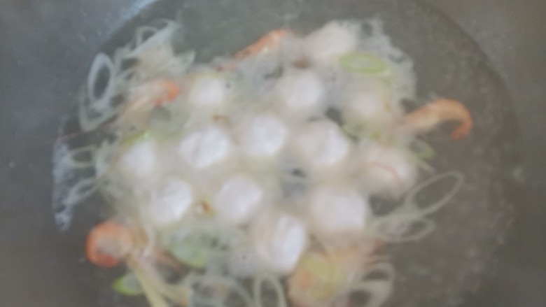 鱼丸豆腐汤,水开下入鱼丸,继续煮