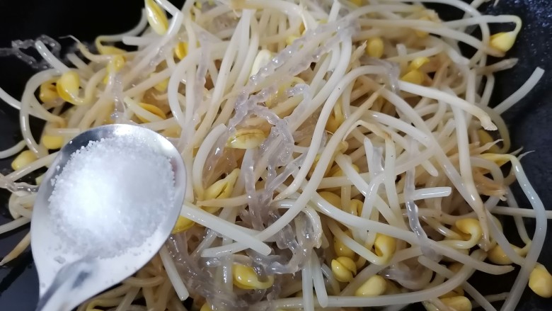 豆芽炒粉丝,加入一勺盐调味