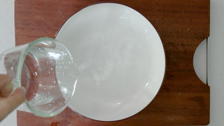 红烧鲟鱼,干淀粉放入碗中,加入清水搅匀,成为非常浓稠的水淀粉。