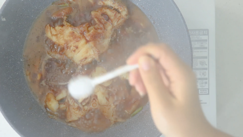 红烧鲟鱼,打开盖子,加盐调味