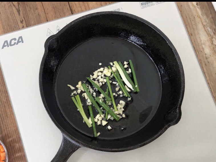 蘑菇炖豆腐,锅内加入油,把葱段爆出香味