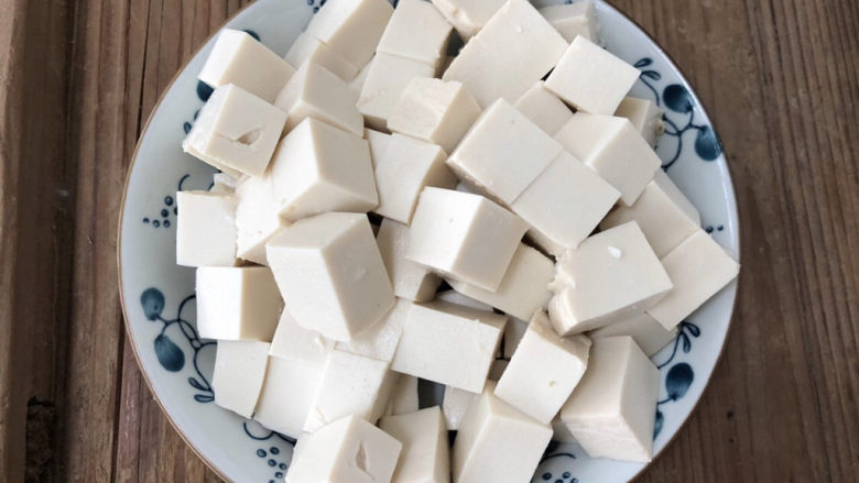 蘑菇炖豆腐,把豆腐切成块,这样准备工作就差不多了
