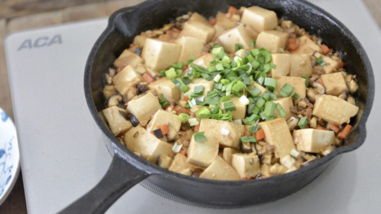 蘑菇炖豆腐,焖煮5分钟就好了,最后撒上一点青蒜,滴上<a style='color:red;display:inline-block;' href='/shicai/ 847'>香油</a>