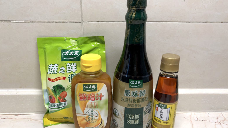 蘑菇炖豆腐,准备一些常用的调味品就可以啦