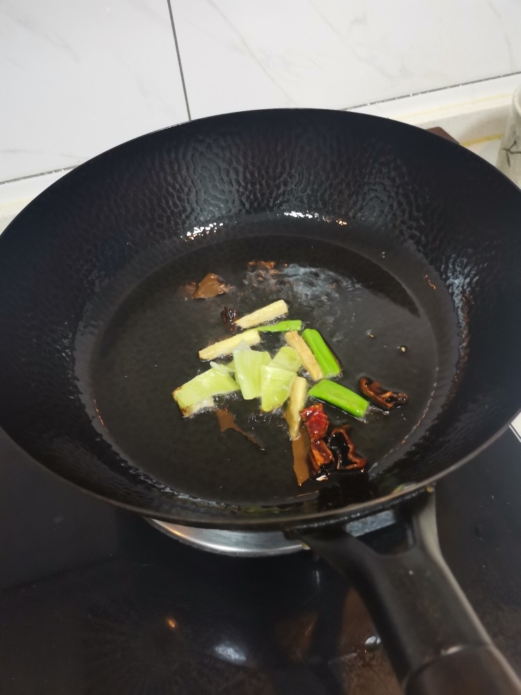 红烧龙利鱼,加葱姜蒜炒香