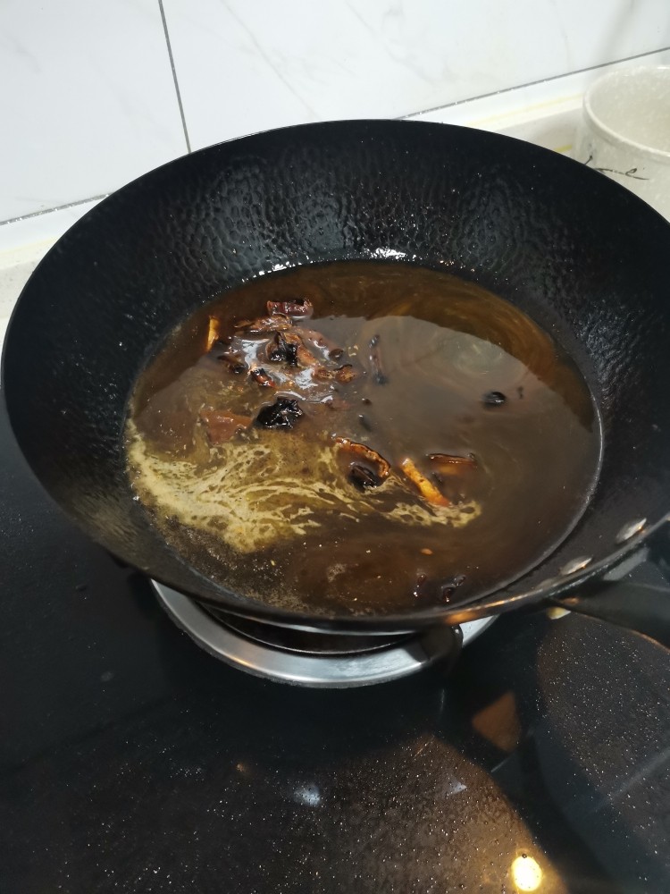 红烧龙利鱼,加水烧开