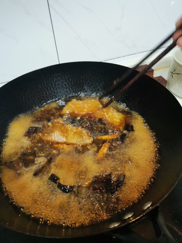 红烧龙利鱼,下入鱼段