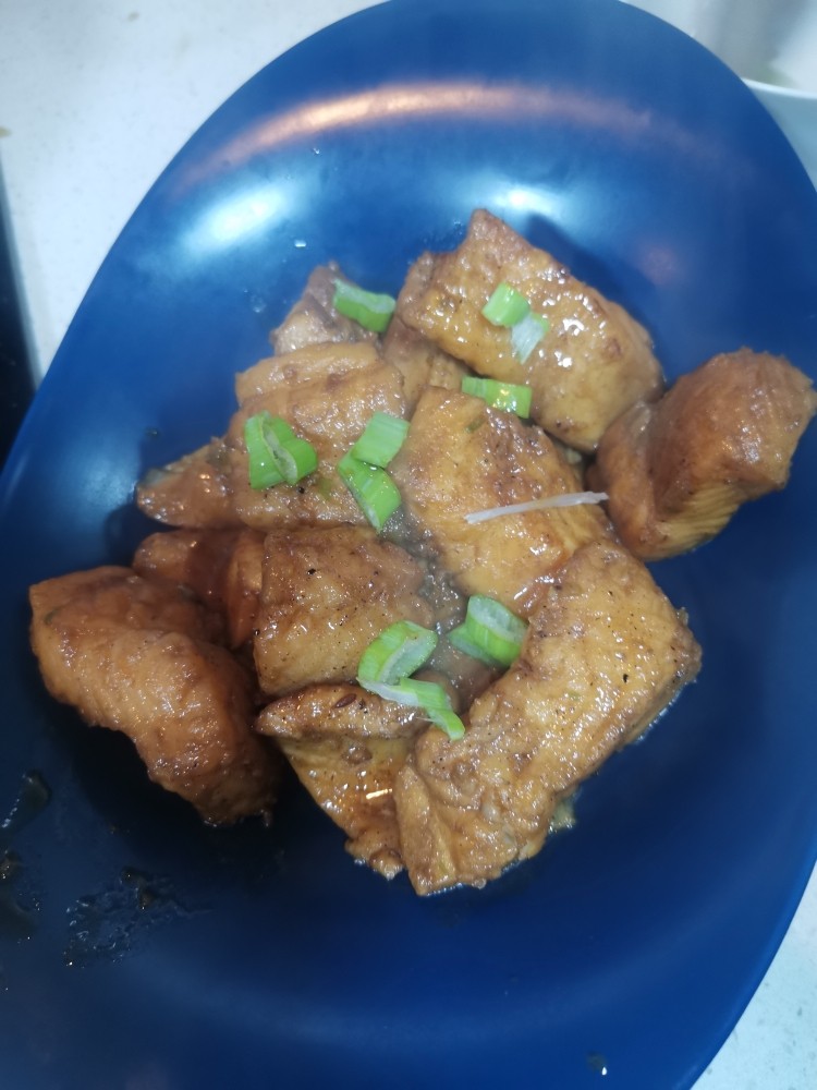 红烧龙利鱼,撒上葱花