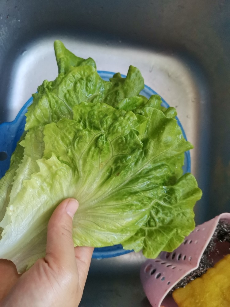 孜然鱼豆腐,<a style='color:red;display:inline-block;' href='/shicai/ 121'>生菜</a>半成一片一片的叶子,清洗干净控干水分