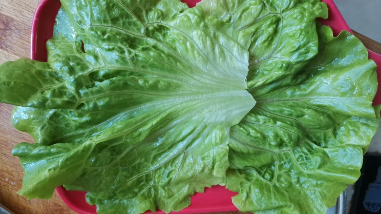 孜然鱼豆腐,取2片叶子垫在盘中,其他生菜可包着<a style='color:red;display:inline-block;' href='/shicai/ 1619'>鱼豆腐</a>吃