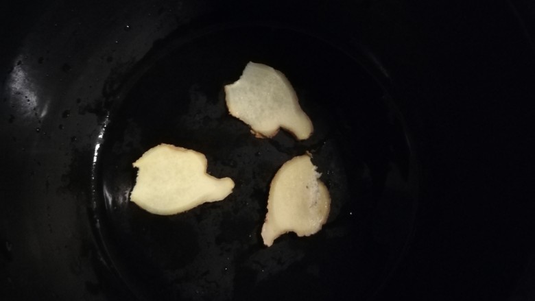 莲藕猪蹄汤,取出压力锅内胆,姜片铺底。