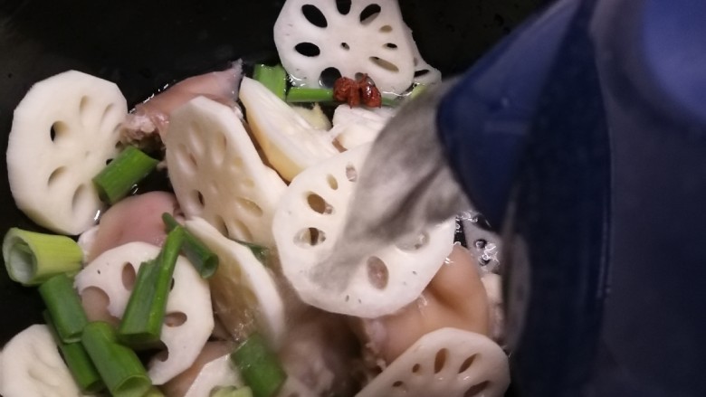 莲藕猪蹄汤,倒入足够量的清水,选择蹄筋功能键。