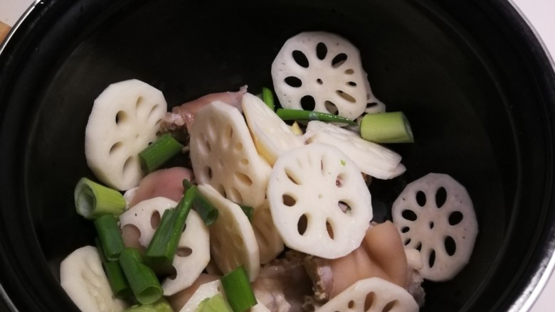莲藕猪蹄汤,放入大葱段。