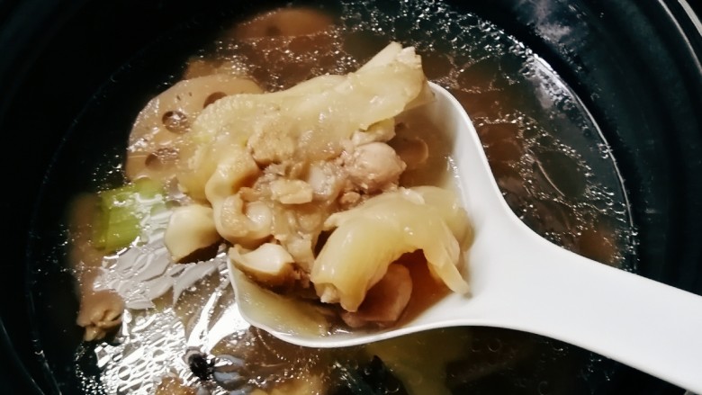 莲藕猪蹄汤,时间到了,莲藕猪蹄汤已经煲好了。