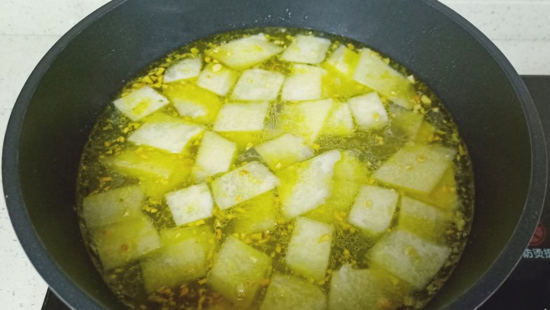 冬 瓜鸡蛋汤,再加入刚才煮花蛤的汤,开大火煮五分钟。