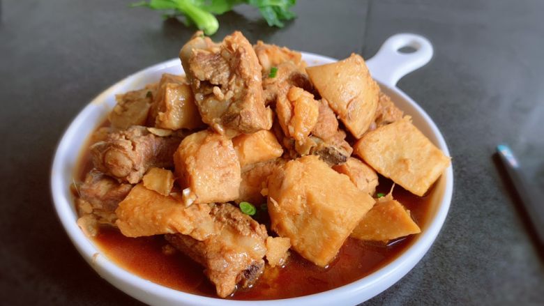 排骨烧芋头,香气扑鼻而来~
