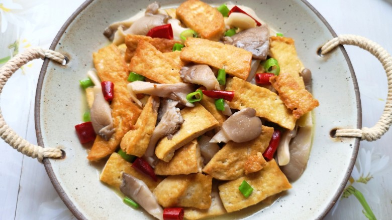 蘑菇炖豆腐,味道超级赞!