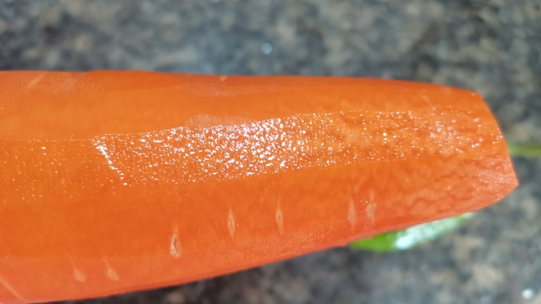 青椒炒胡萝卜,红萝卜清洗干净,去皮