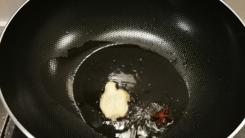 蘑菇炖豆腐,起油锅放入食用油,放入姜片,<a style='color:red;display:inline-block;' href='/shicai/ 695'>八角</a>爆香。