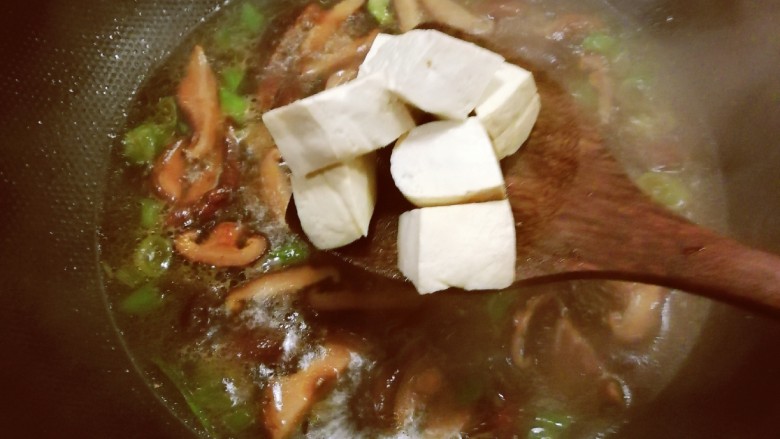 蘑菇炖豆腐,放入豆腐块,大火烧开转中小火慢炖。