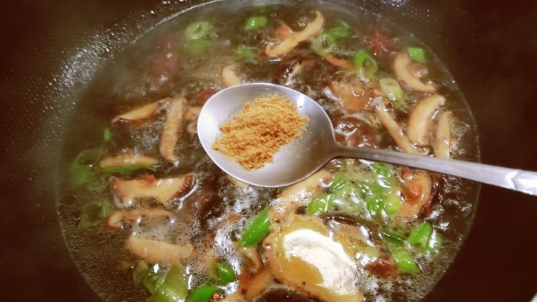 蘑菇炖豆腐,倒入适量清水,同时放入十三香粉。
